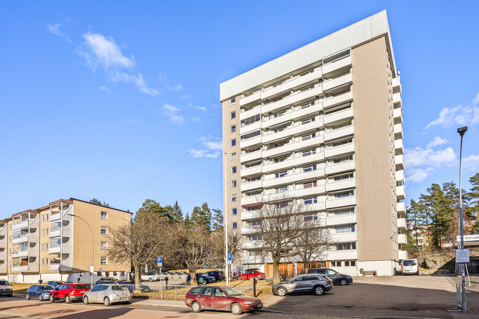 Leiligheten ligger i et etablert og attraktivt boligområde på Oppsal. Det er nærhet til offentlig kommunikasjon, skoler, barnehager, og et rikt utvalg fasiliteter og servicetilbud Galleribilde