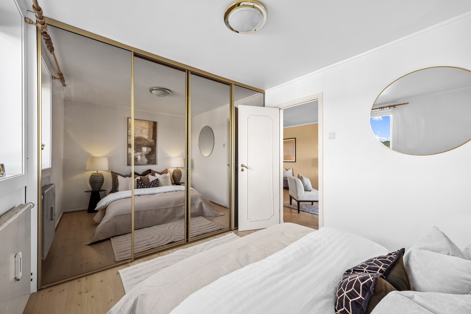 Soverom 2 med stor skyvedørsgarderobe Galleribilde