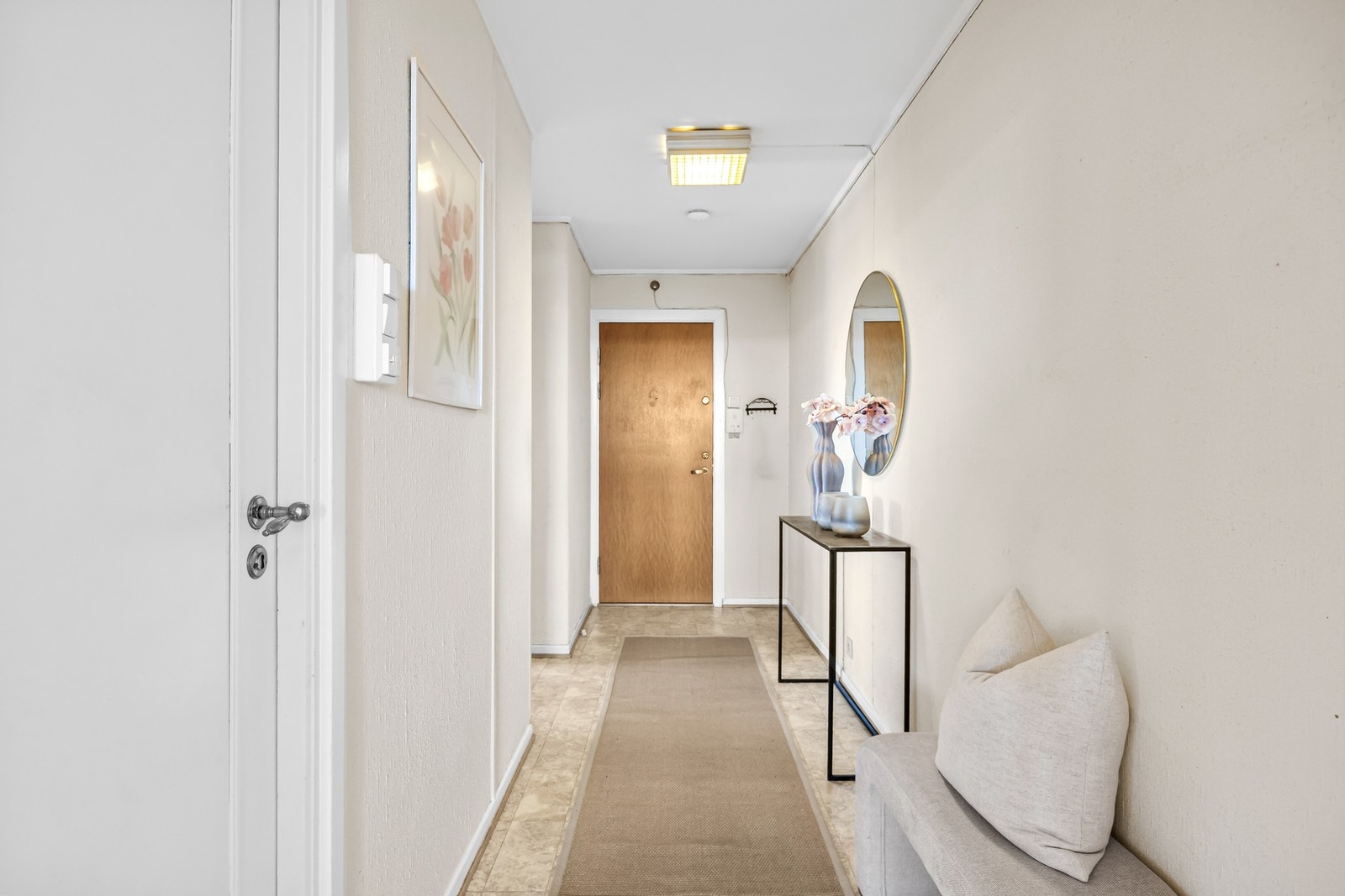 I gangen er det god plass til å montere skoskap, knaggrekke med hyller eller lignende til å henge fra seg yttertøy Galleribilde