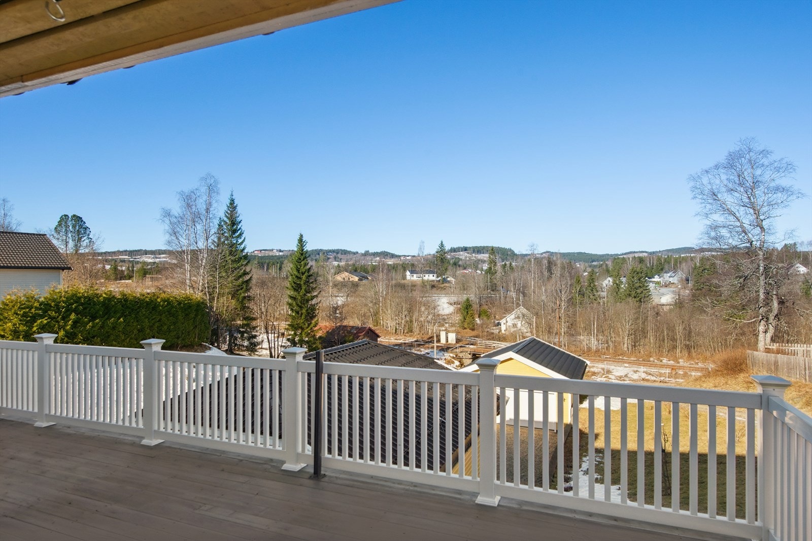 Fra terrassen er det fin utsikt over nærområdet. Galleribilde