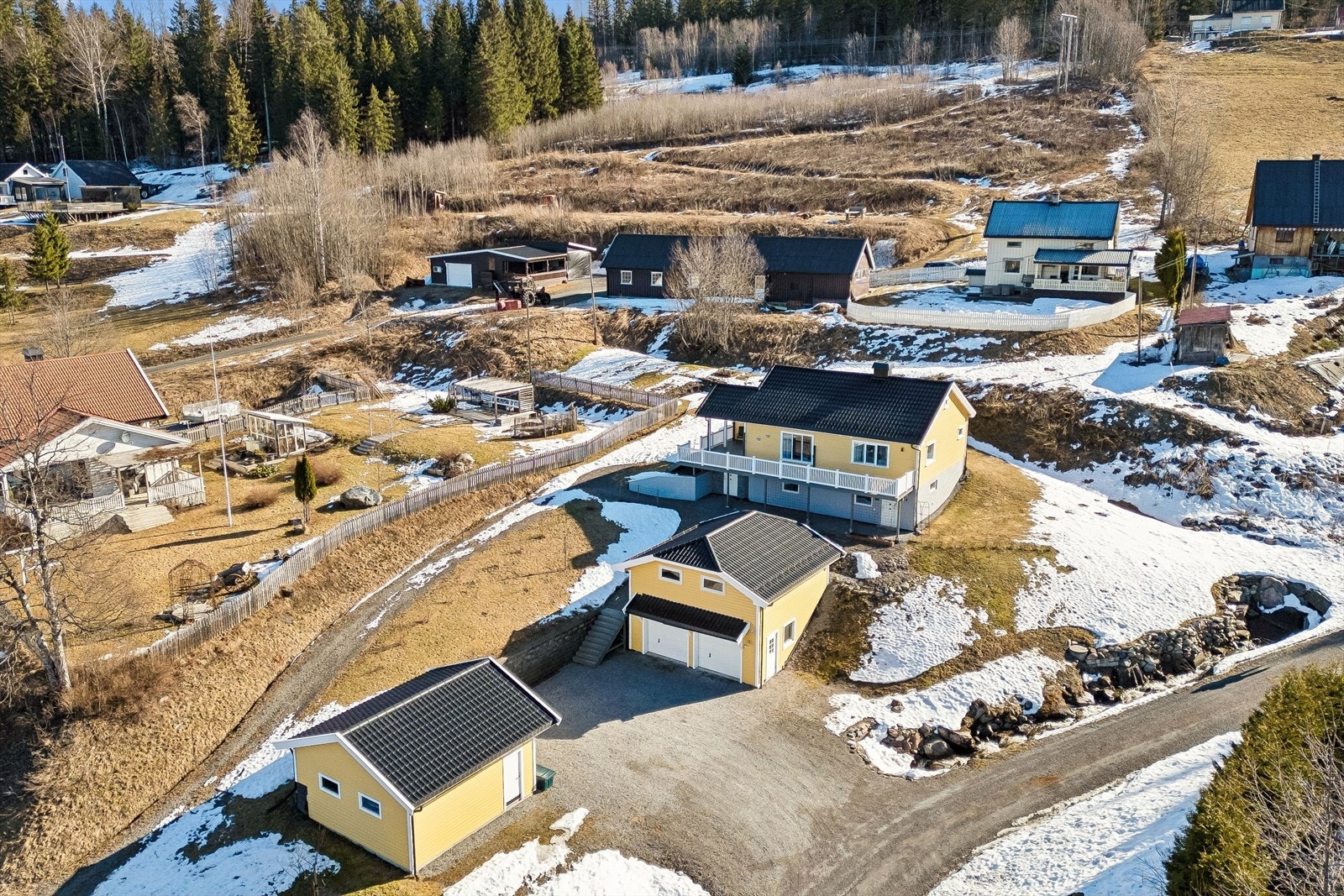 Dronefoto over eiendommen og nærmeste nabolag. Galleribilde