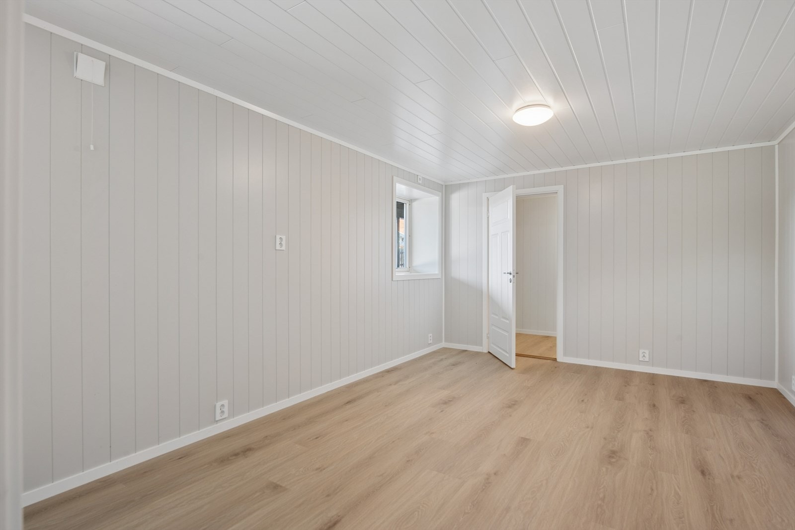 Innredet rom/soverom i kjelleren med varme i gulvet. Tidligere en bod, og bruksendringen er ikke omsøkt. Galleribilde