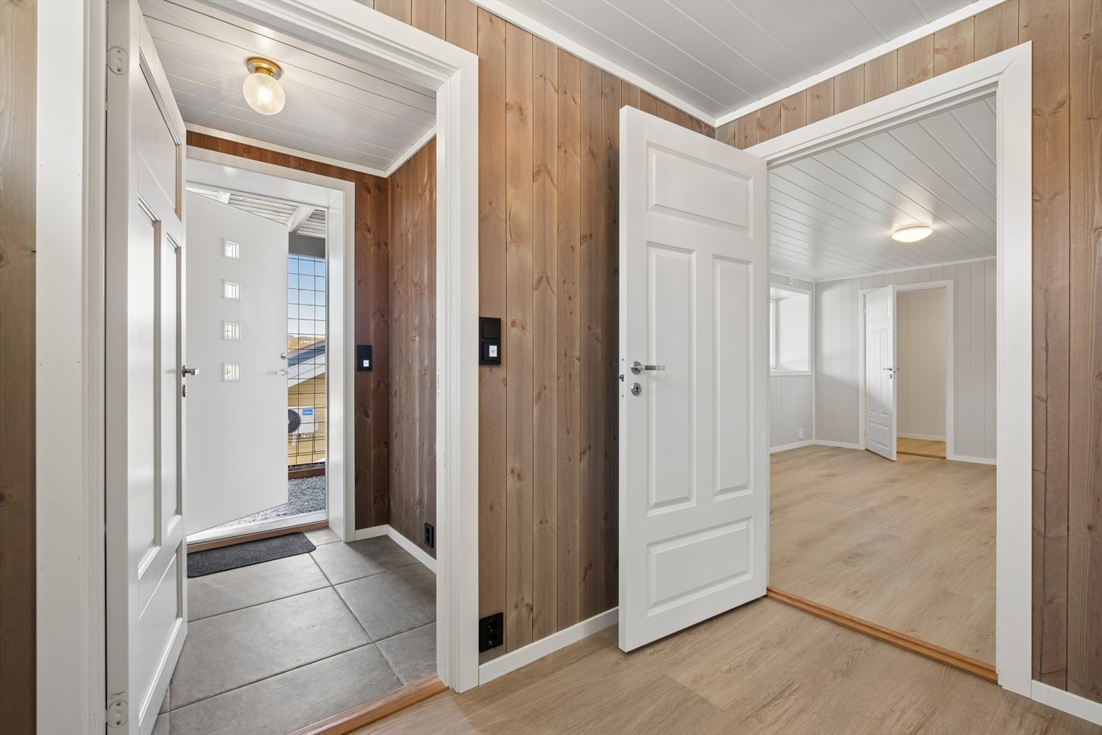 Det er utvendig adkomst til boligen også i kjelleretasjen. Ny flott inngangsdør. Galleribilde