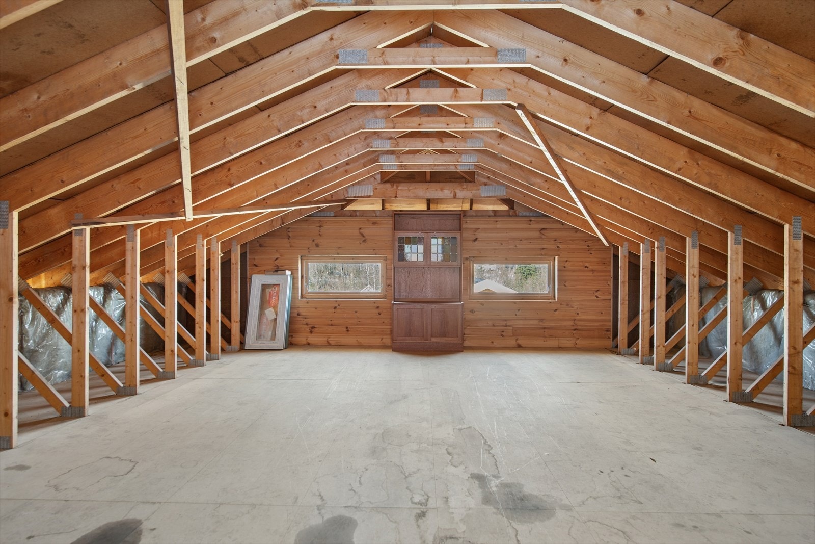 Over verkstedet er det et romslig, uinnredet loftsrom på 22 m² med stort potensial for lagring. Galleribilde