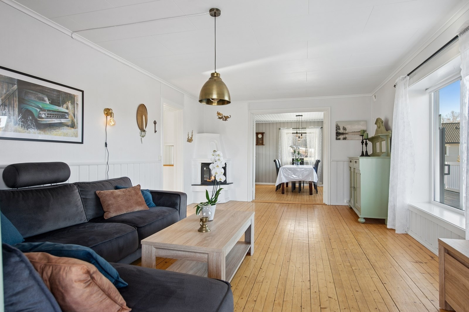 Stuen har gjennomgående heltregulv og god plass til en romslig sofagruppe. Galleribilde