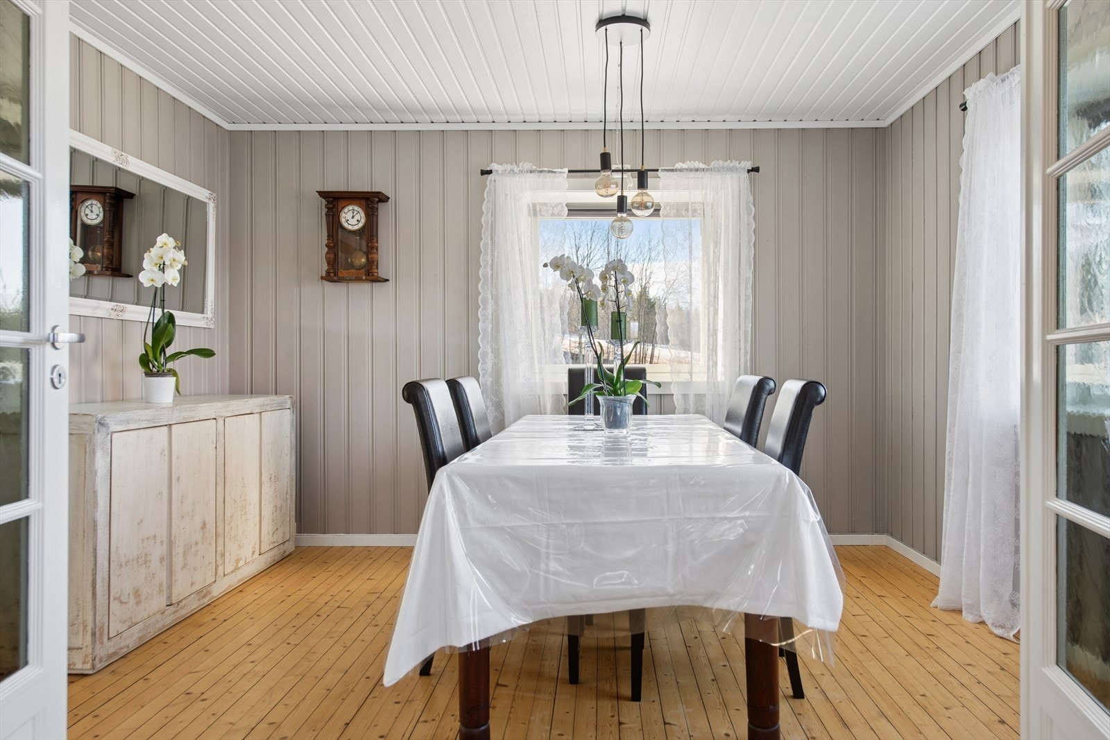 Spisestuen ligger i forbindelse med stuen og har plass til et stort spisebord for sosiale sammenkomster. Galleribilde