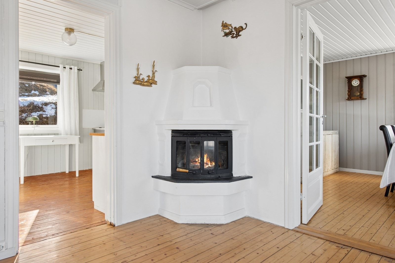 En sentralt plassert peis fra rundt år 2000 gir både lun varme og en hyggelig atmosfære. Galleribilde