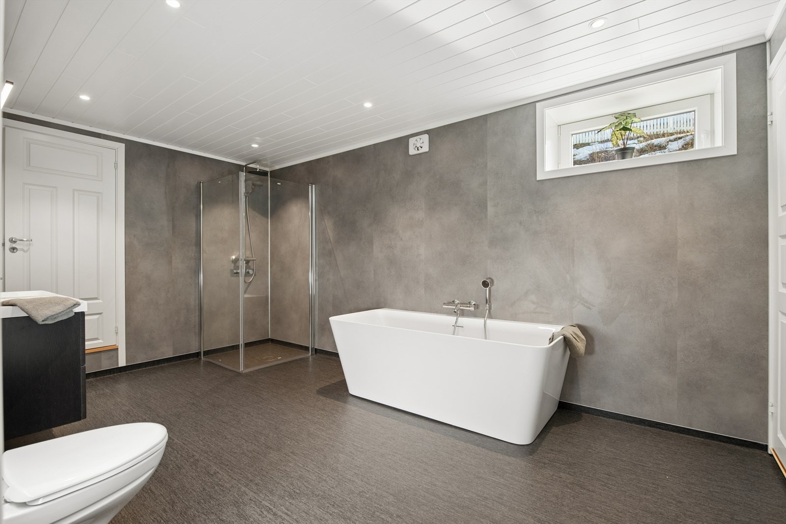 Nytt og romslig bad i kjelleren etablert i perioden 2024-2026. Her er det både dusjnisje og frittstående badekar. Galleribilde