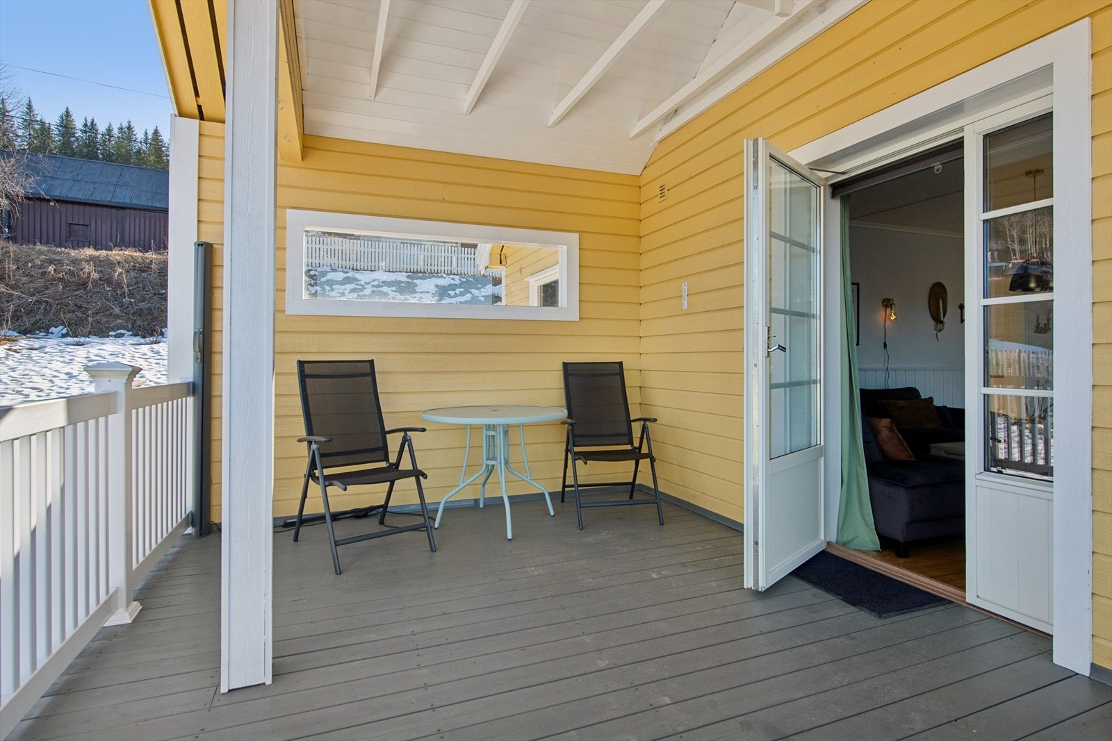 Den overbygde delen av terrassen gir en lun og skjermet uteplass med adkomst fra stuen. Galleribilde