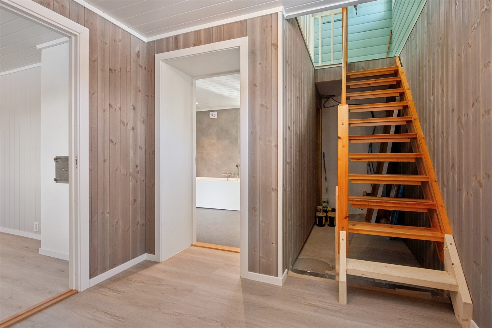 Fra gangen i kjelleren er det adkomst til bad, garderoberom og et disponibelt rom. Galleribilde