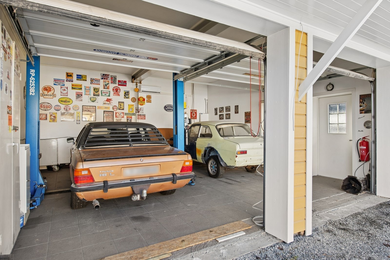 Garasje/verksted fra 2001 med plass til to biler. Bygget er isolert og har innlagt strøm. Galleribilde