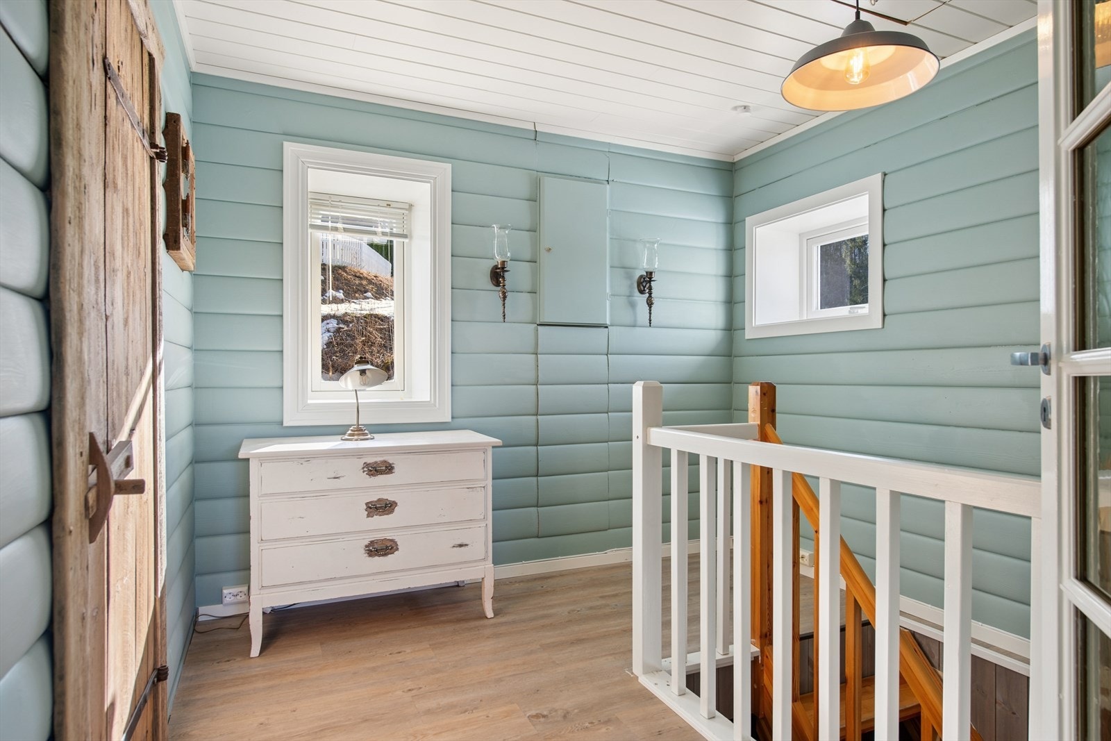 Velkommen inn! Gangen i 1. etasje har malt panel og her er god plass til garderobeløsning Galleribilde