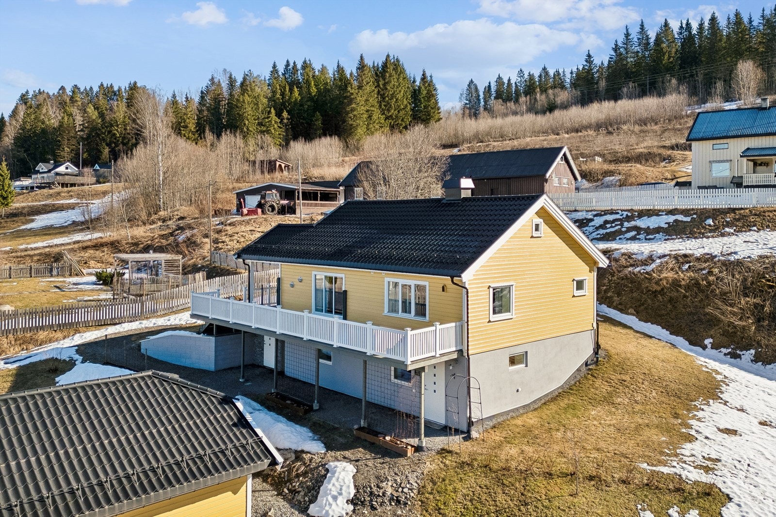Eneboligen er vesentlig oppgradert, med nyere taktekking, kledning og etterisolering. Galleribilde