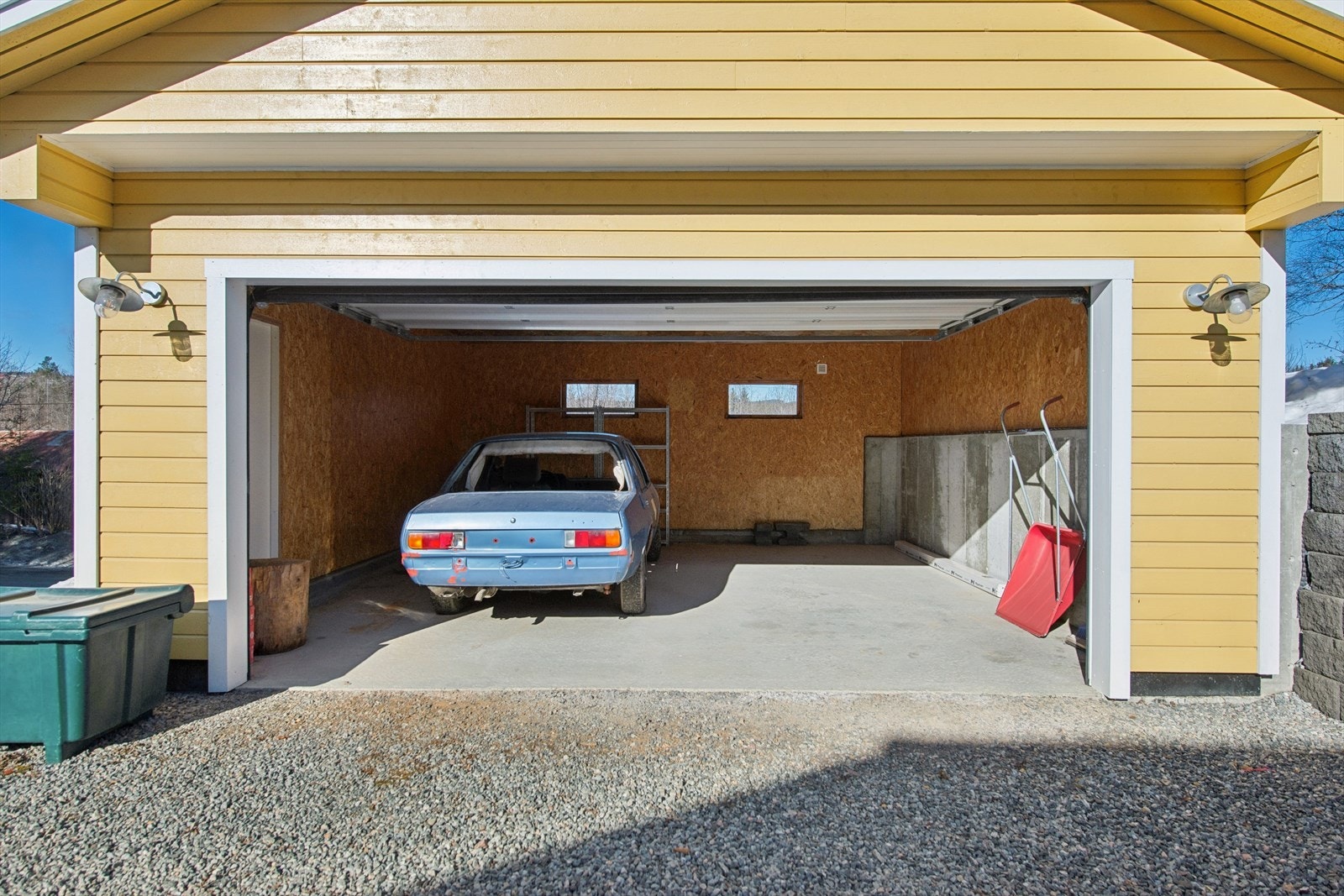 I tillegg er det en nyere dobbelgarasje på 33 m², bygget i 2013. Galleribilde