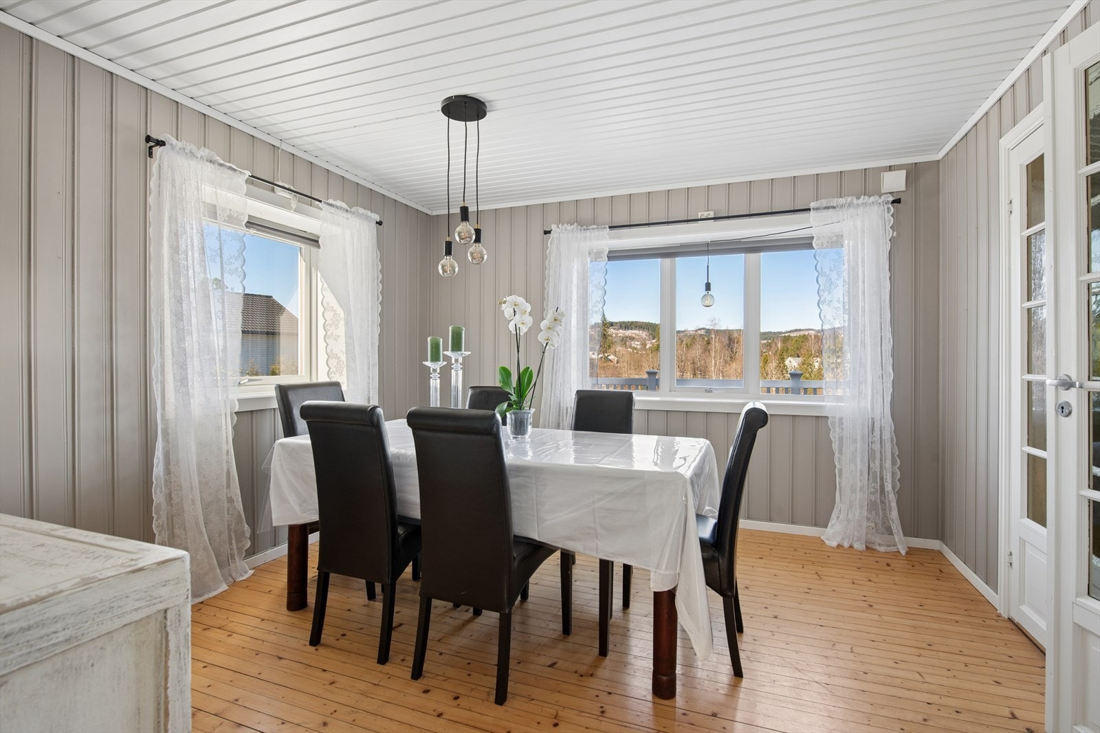 Separat spisetue med store vindusflater som slipper inn masse naturlig lys. Galleribilde