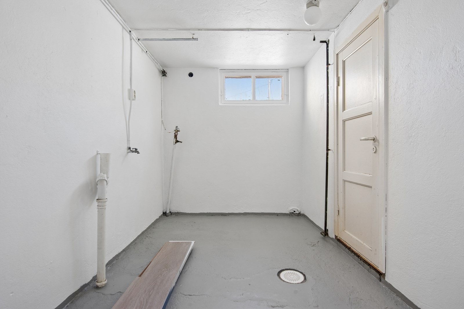 I kjelleren finnes også teknisk rom med en ny 'Smartbereder' fra 2025 og vaskerom. Galleribilde