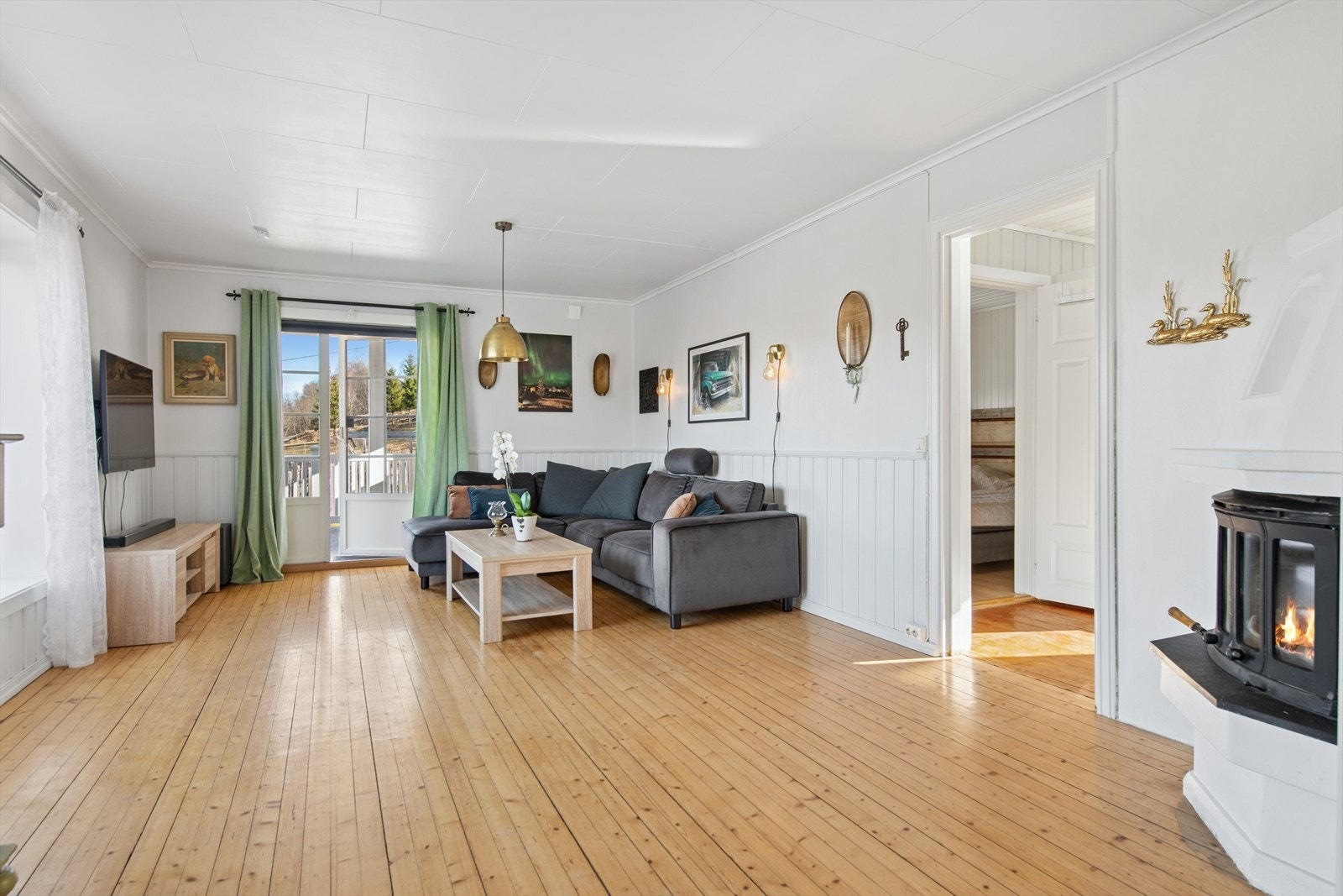 Fra stuen er det direkte utgang til en stor vestvendt terrasse på 40 m². Galleribilde