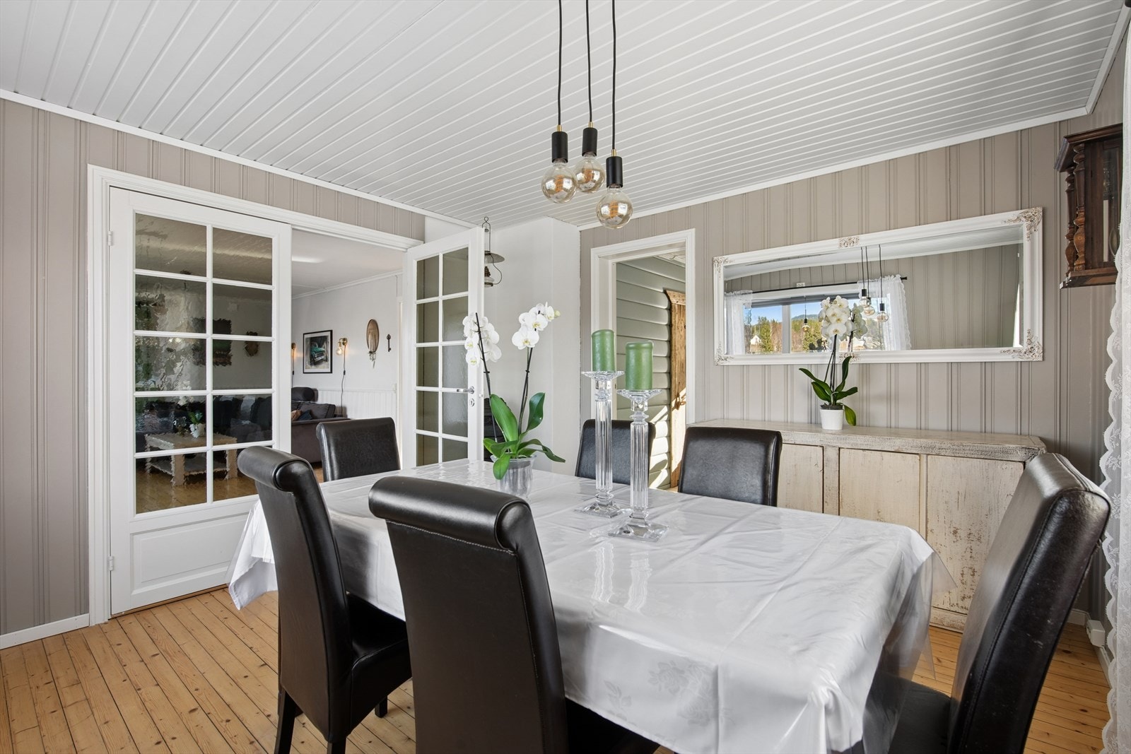 Flott tofløyet glassdør skiller spisestuen fra stuen, og gir en fleksibel romløsning. Galleribilde