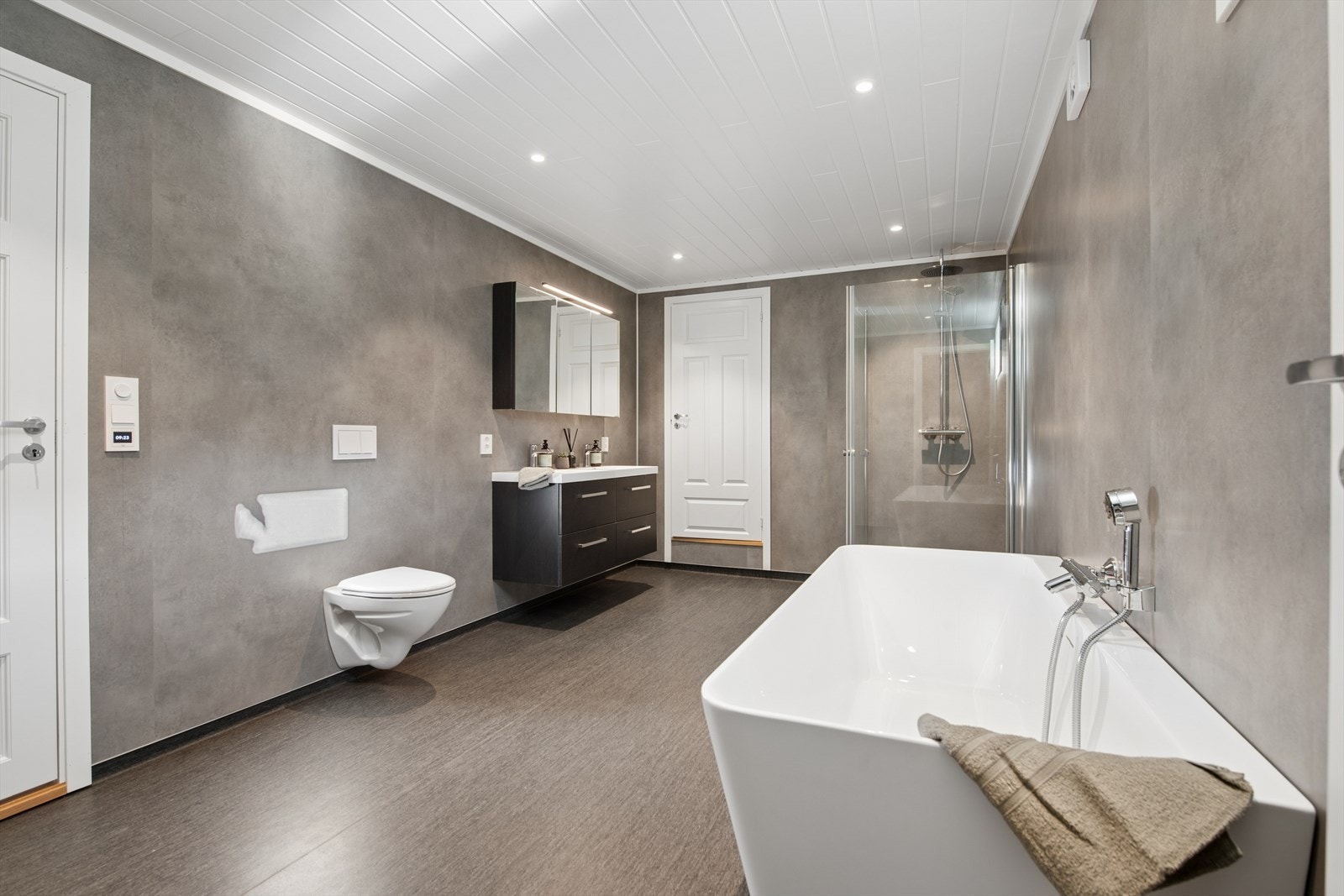 Badet har elektriske varmekabler i gulvet, dobbel servant og vegghengt toalett. Galleribilde