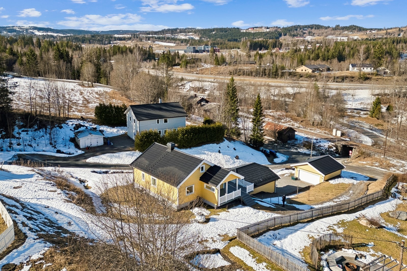Eiendommen har to frittstående garasjebygg med totalt fire biloppstillingsplasser og rikelig med lagringsplass. Galleribilde