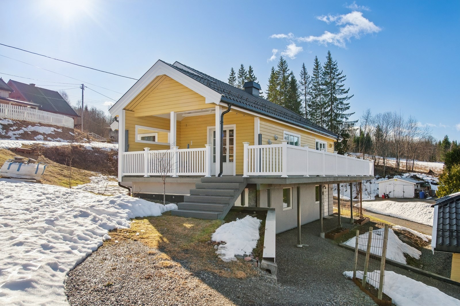 Stor terrasse med utgang fra stuen samt adkomst fra hagen. Delvis overbygget. Galleribilde