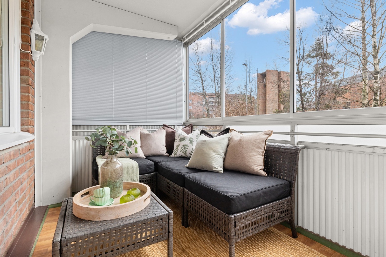 Stue med utgang til sydvendt innglasset balkong med gulvareal på ca. 8 m². Galleribilde