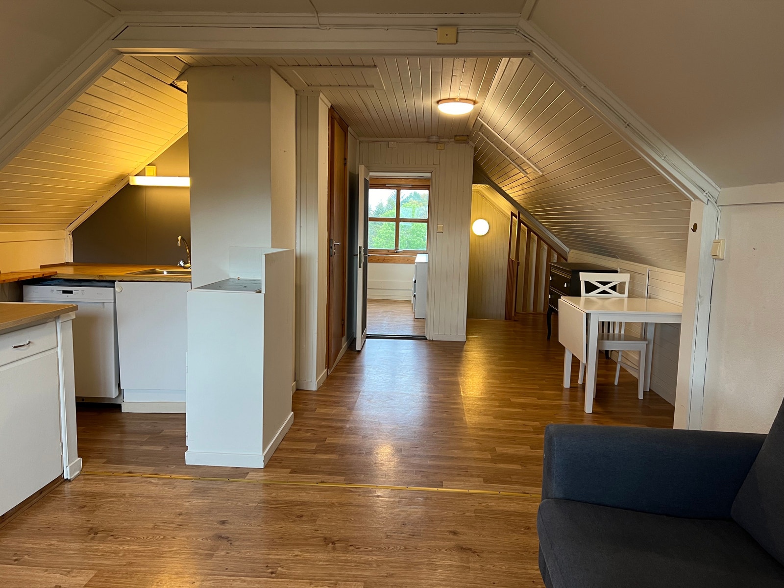 Loftetasjen inneholder oppholdsrom med en enkel kjøkkenløsning, bad og separat soverom. Denne er for tiden utleid. Galleribilde
