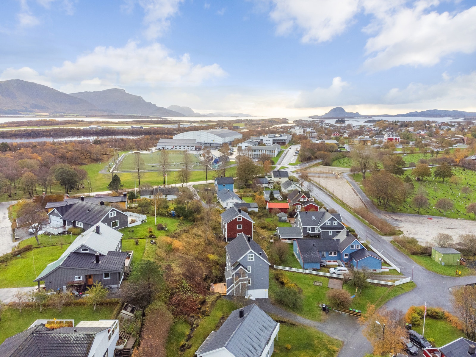 Gåavstand til idrettshall, skoler, barnehage og Svarthopen friluftsområde. Galleribilde