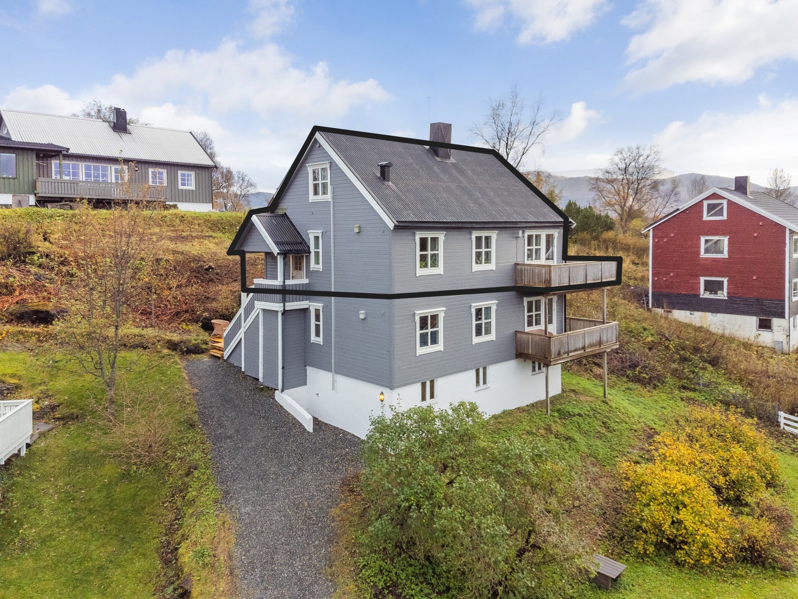 Boligen utgjør den ene delen av en horisontaldelt tomannsbolig, med tilhørende hageareal og adkomst. Galleribilde