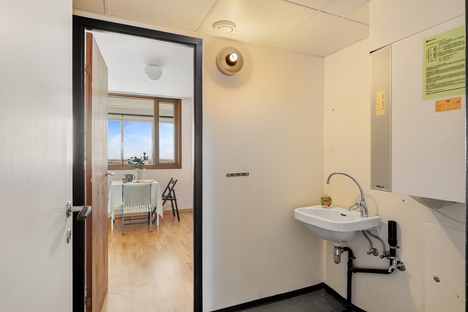 Leiligheten har et separat og praktisk vaskerom med utslagsvask. Galleribilde