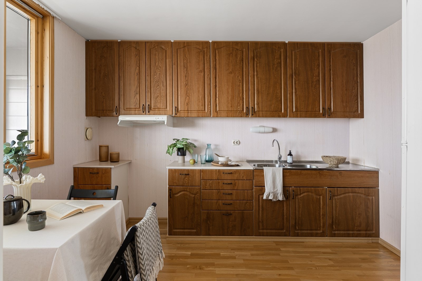 Kjøkkenet har en funksjonell innredning med godt med skap- og benkeplass. Galleribilde