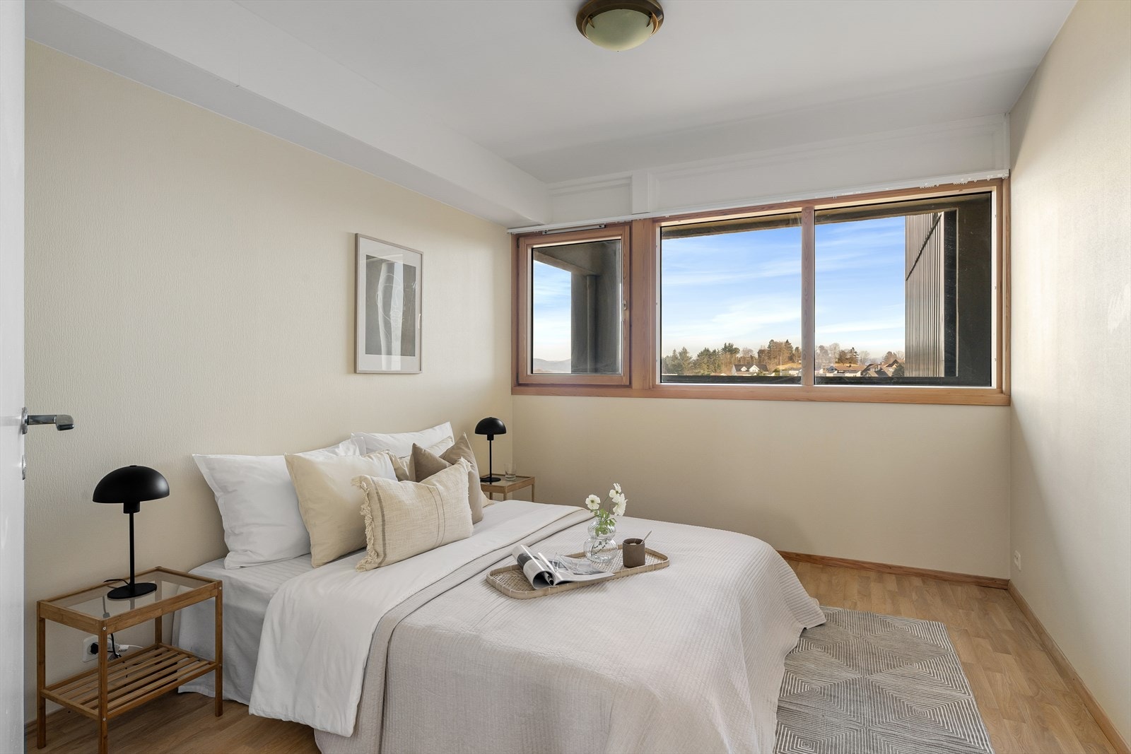 Rommet er lyst og vender mot rolige omgivelser, uten direkte innsyn. Galleribilde