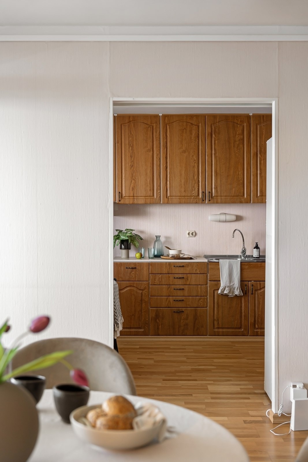 Kjøkkenet ligger praktisk til i egen sone, med adkomst fra spisestuen. Galleribilde