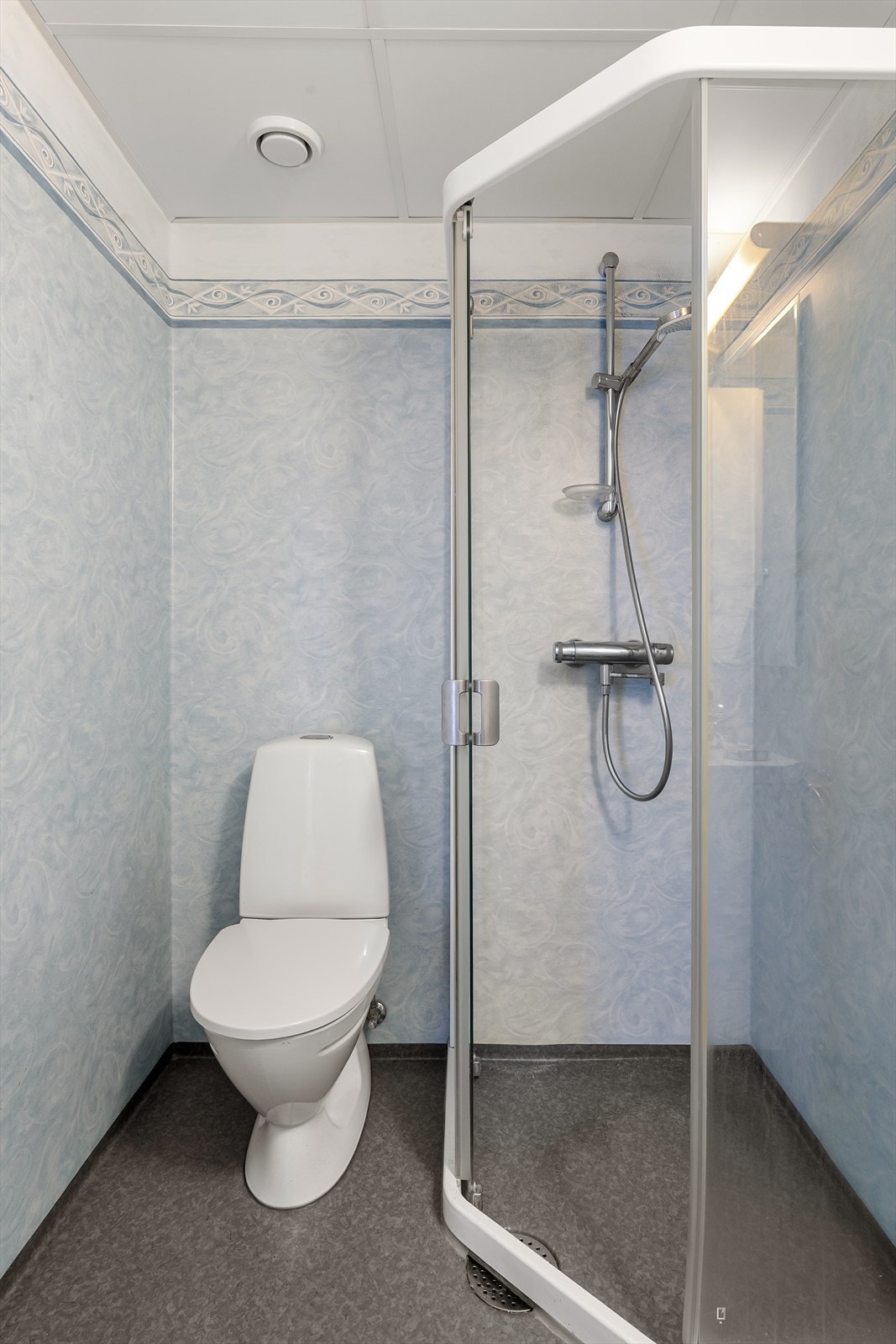 Rommet har belegg på gulv og baderomsplater på veggene. Galleribilde