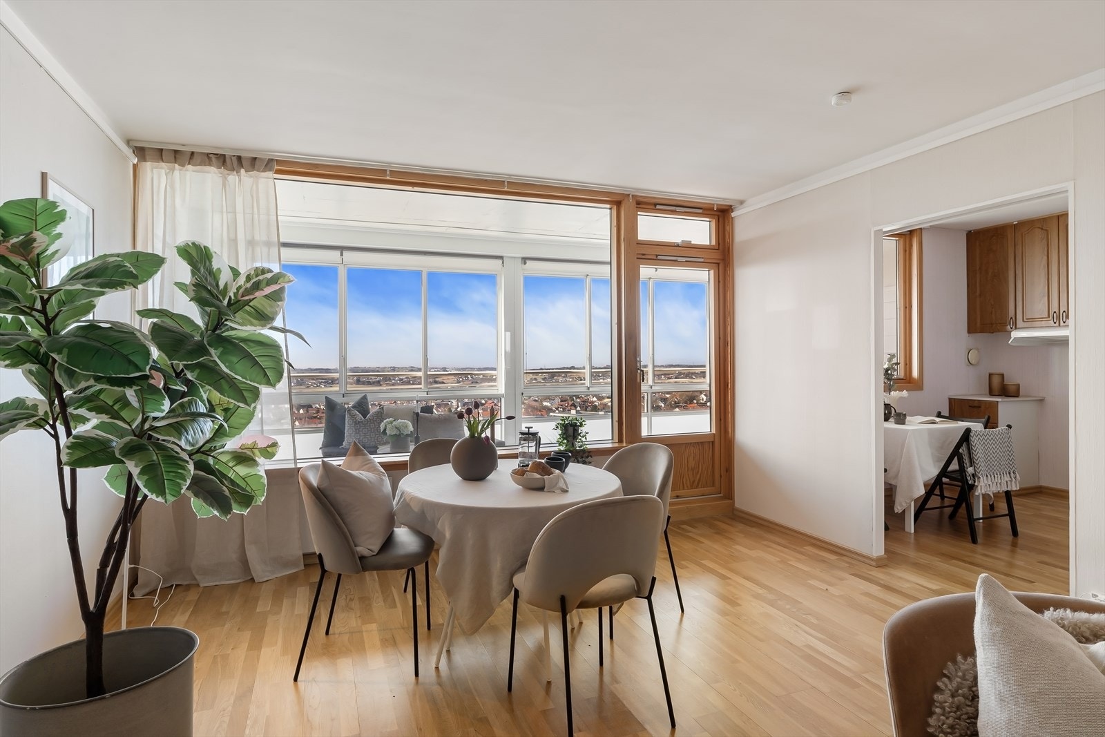 De store vindusflatene ved spiseplassen slipper inn rikelig med dagslys og rammer inn utsikten. Galleribilde