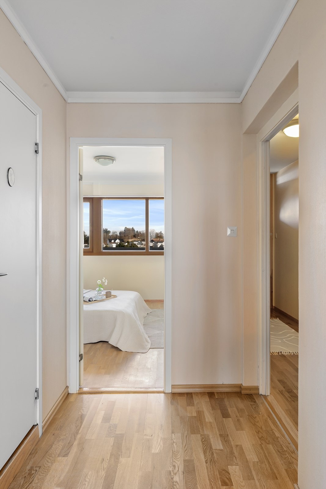 Gangen binder rommene sammen og leder deg videre inn i leiligheten. Galleribilde