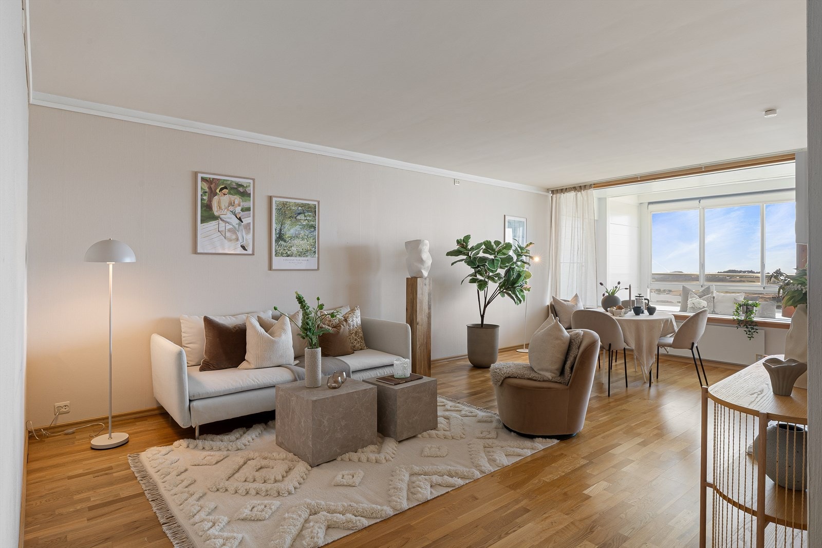 Leilighetens stue er romslig og gir god plass til både sofagruppe og spisebord. Galleribilde