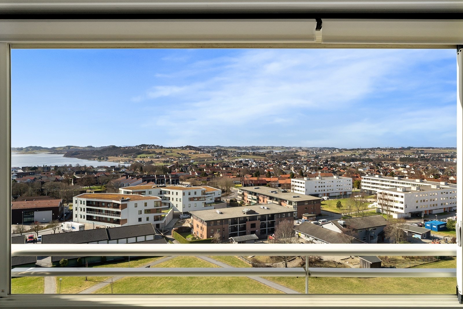 Utsikt over det etablerte og rolige nabolaget på Madlamark, som er kjent for sitt lave støynivå. Galleribilde