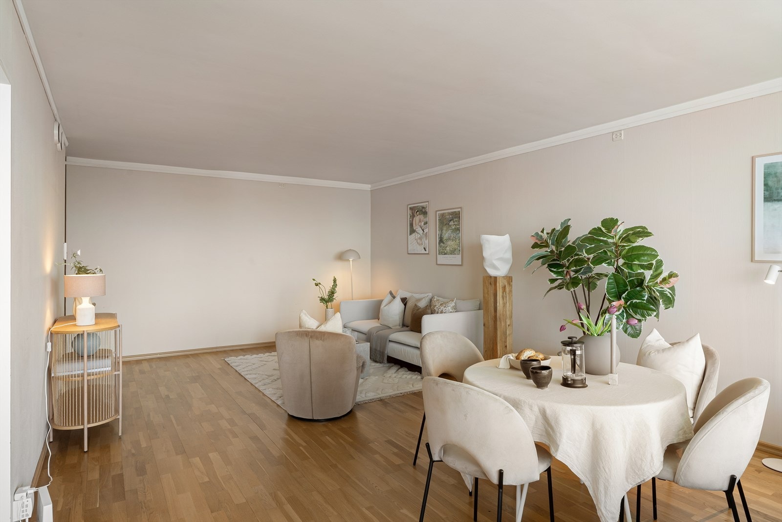 Stuen er enkel å møblere og har en åpen løsning som skaper en luftig og sosial atmosfære. Galleribilde