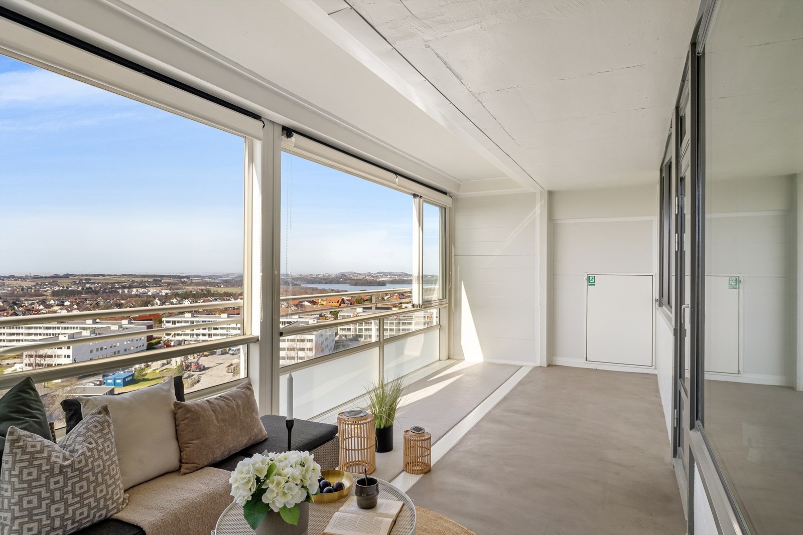 Balkongen kan møbleres med en hyggelig sittegruppe, og innglassingen forlenger sesongen betraktelig. Galleribilde