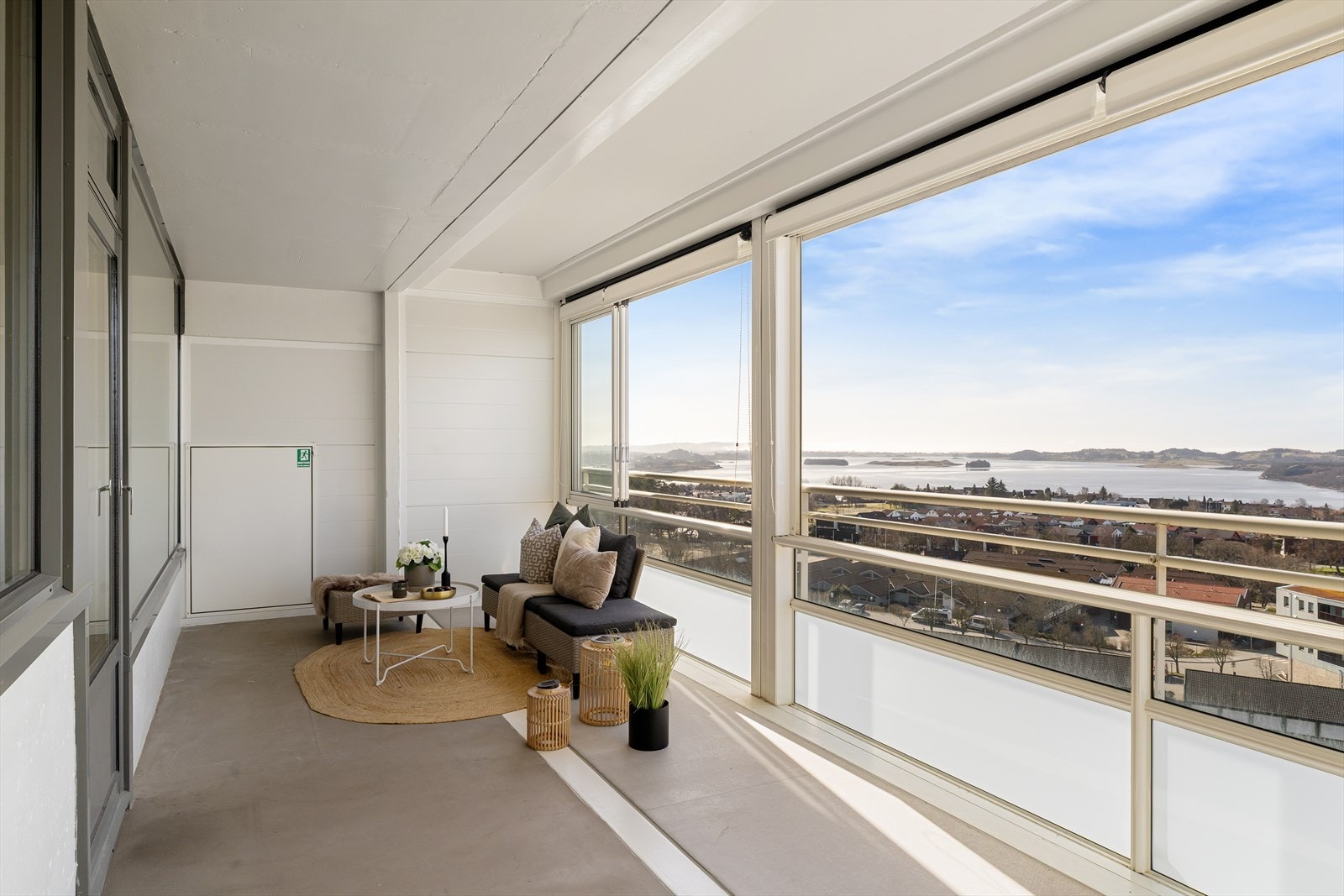 Den innglassede balkongen fungerer som en forlengelse av stuen og gir en fantastisk utsikt over området. Galleribilde