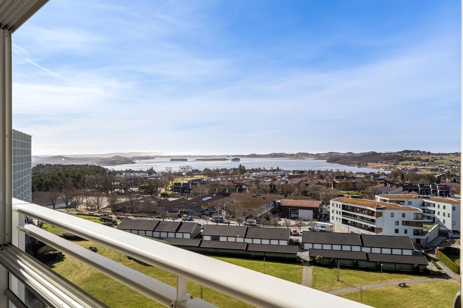 Med Jernalderveien busstopp kun to minutter unna, er kollektivtilbudet meget godt. Galleribilde