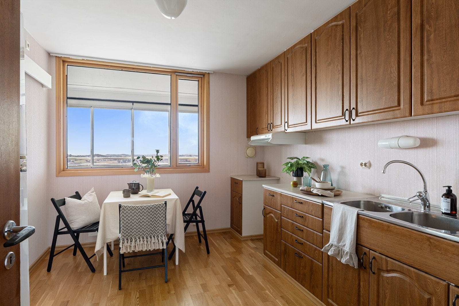 Det er også plass til en liten spiseplass ved vinduet for frokosten. Galleribilde