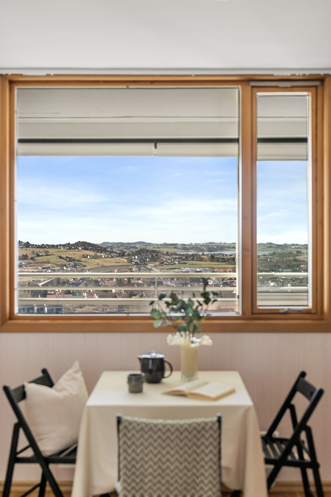 Selv fra kjøkkenet kan man nyte den vide utsikten over landskapet. Galleribilde