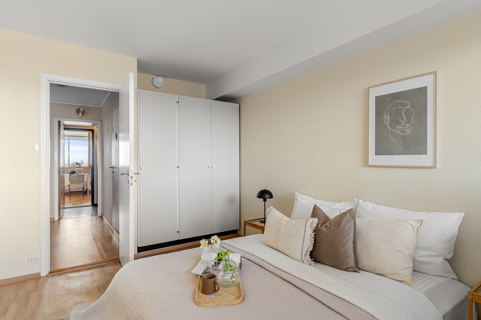 Soverommet er av god størrelse med plass til dobbeltseng og garderobeløsning. Galleribilde