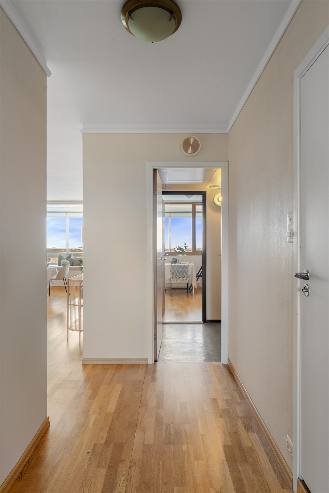 Gjennomgående parkett på gulv i de tørre rommene skaper en helhetlig følelse. Galleribilde