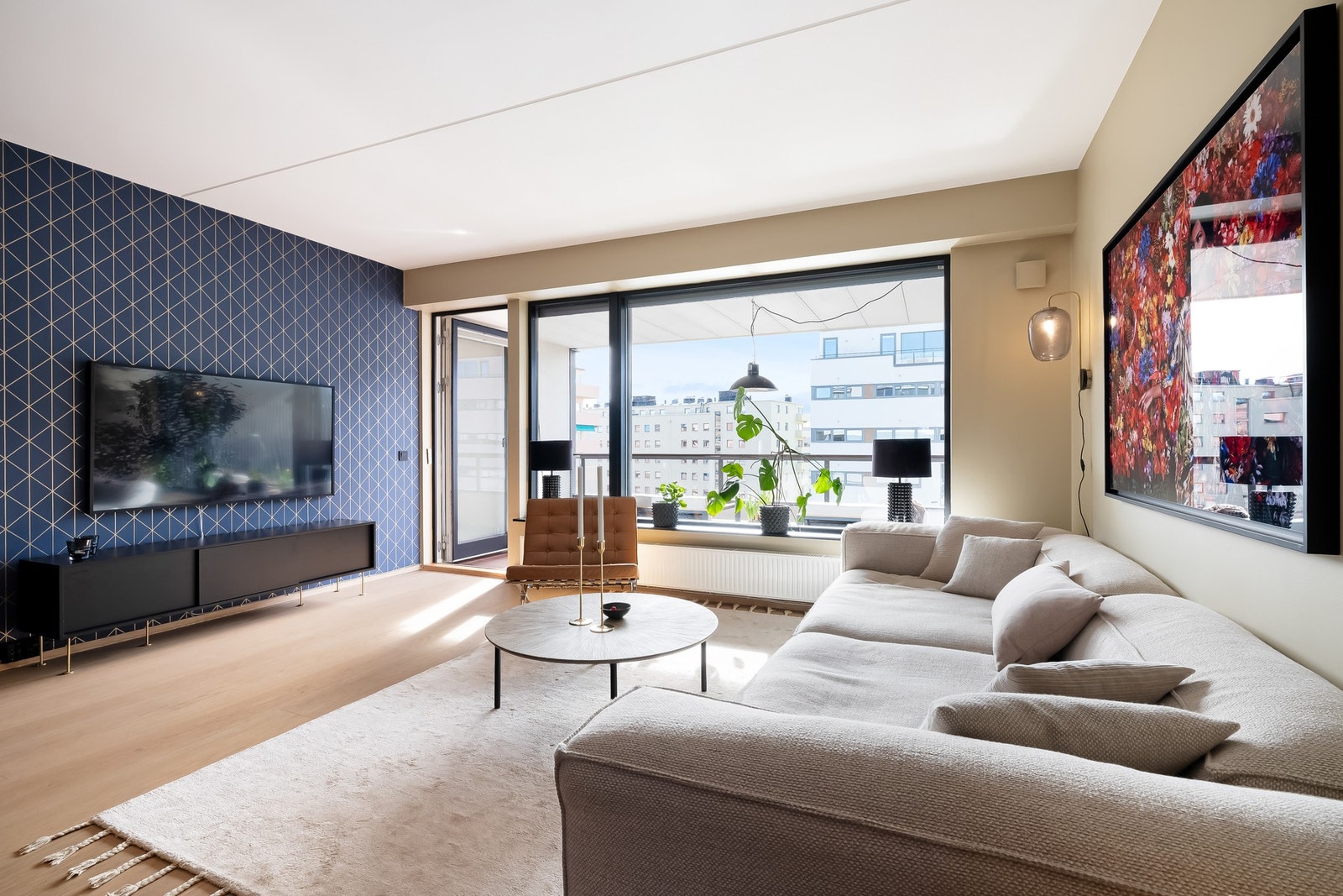 Overflatene er malt i moderne fargevalg, med unntak av en vegg hvor det er lagt tapet som setter et lekkert preg på rommet. Galleribilde