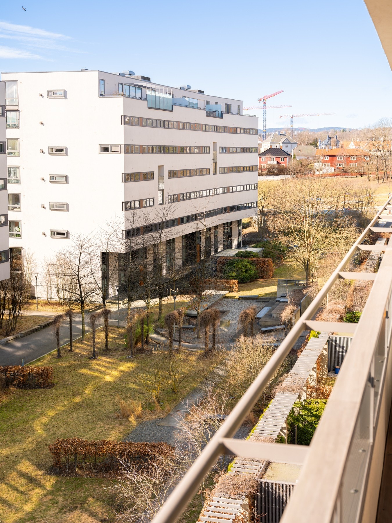 Rolig beliggenhet vendt mot sameiets frodige fellesområder. Galleribilde