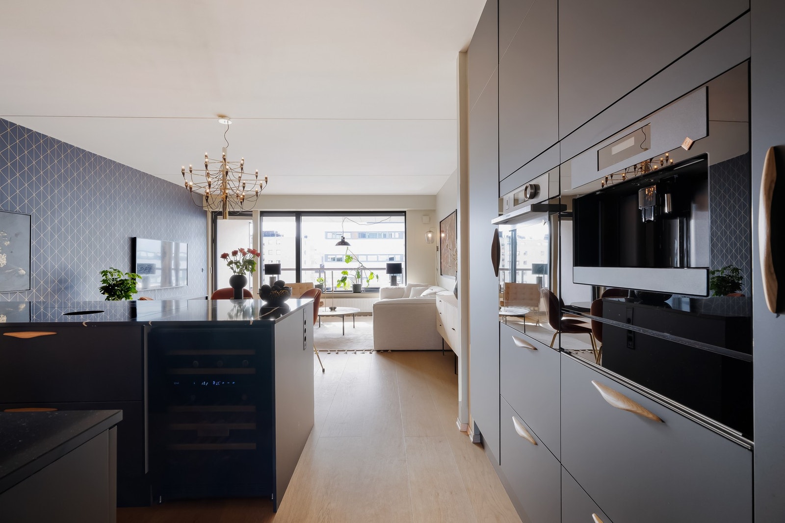 Integrerte hvitevarer av høy kvalitet som platetopp (Bora) med nedtrekksventilasjon, oppvaskmaskin (Miele) med Bluetooth tilkoblingsmulighet, stekeovn (De Dietrich), kaffemaskin (De Dietrich) samt kjøleskap og fryser i full høyde fra Blomberg. Galleribilde