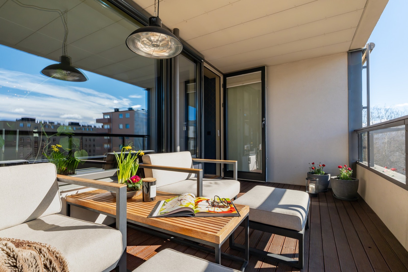På sommerstid vil uteplassen oppleves som en forlengelse av stuen hvor døren stort sett blir stående åpen. Galleribilde